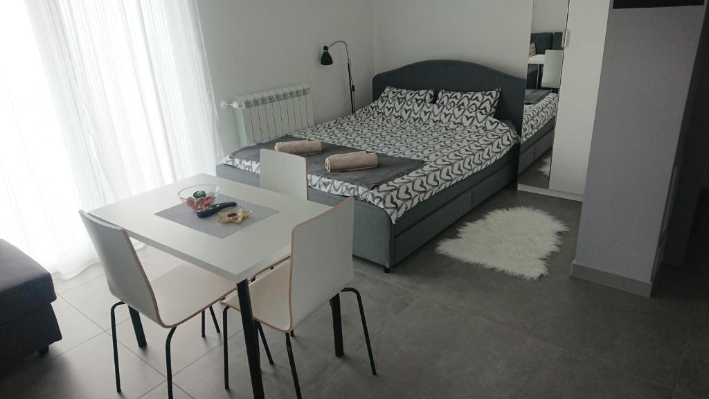 - une chambre avec un lit, une table et une table blanche dans l'établissement Studio apartman Kastav Hill, à Kastav