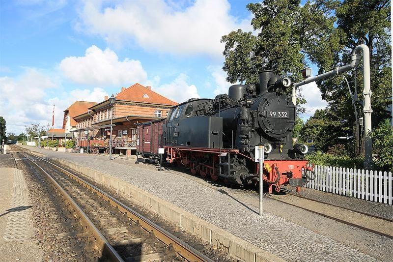 ein Zug auf den Gleisen neben einem Bahnhof in der Unterkunft Ferienwohnungen Molli-West - Wohnung 2 / 9802 in Kühlungsborn