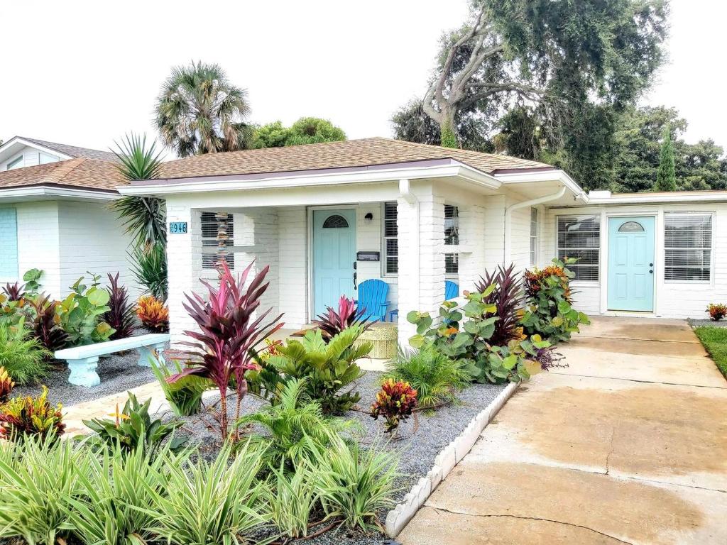 Luxury 4BD JAX Beach Bungalow with FIRE PIT!, Jacksonville Beach, USA