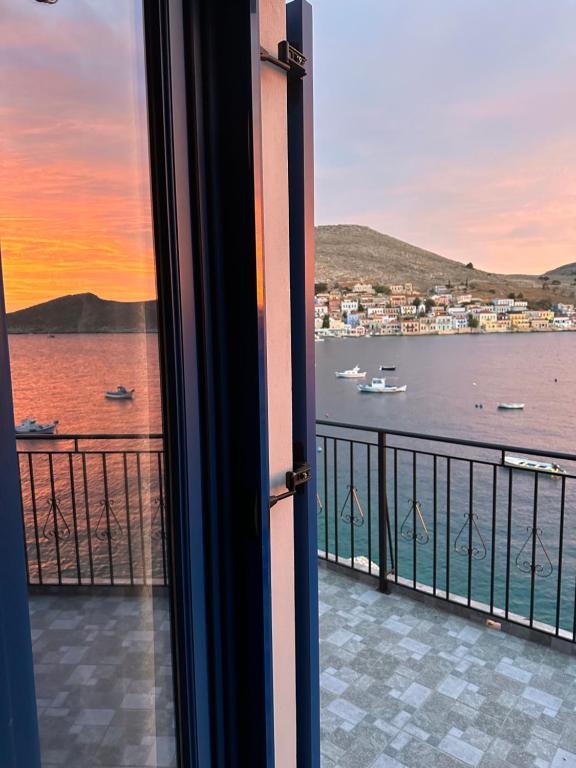 een raam met uitzicht op de oceaan bij Casa Porphyra in Halki