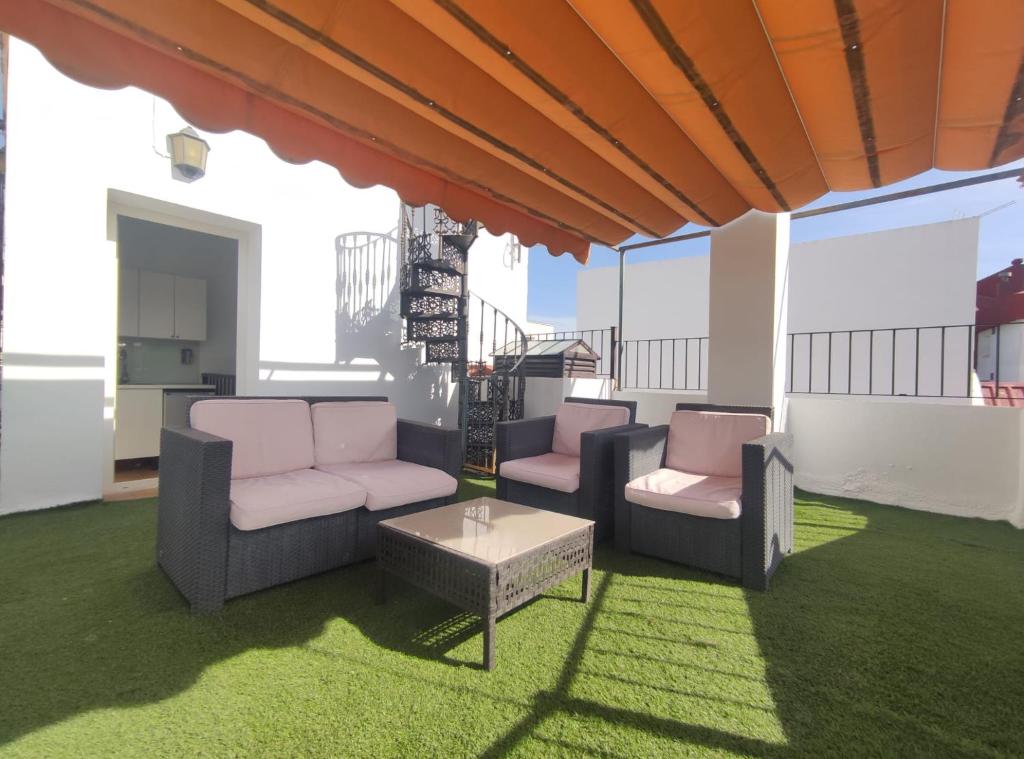 d'une terrasse avec 2 chaises et une table sur un balcon. dans l'établissement Plaza de España - Family House, à Séville