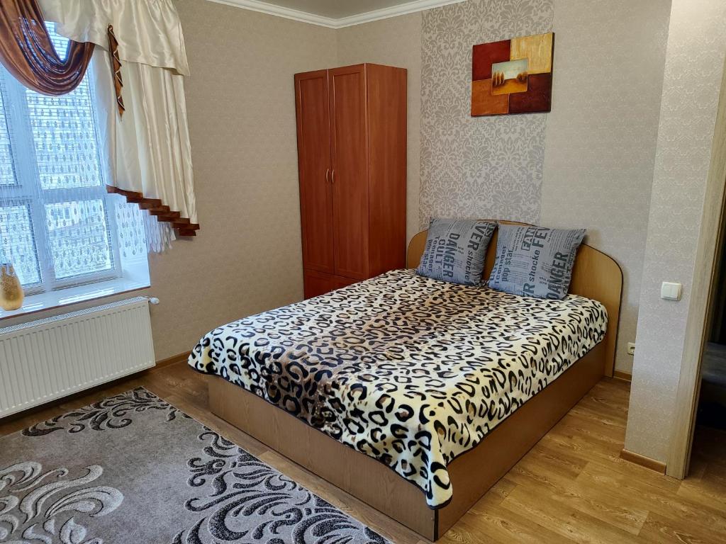 a small bedroom with a bed and a window at Новобудова Центр Либiдь Плаза in Khmelnytskyi