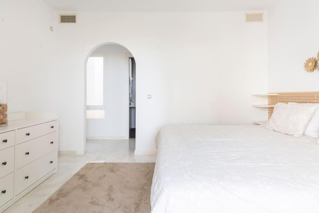 Postel nebo postele na pokoji v ubytování Luxury Casa Mijas with sea view