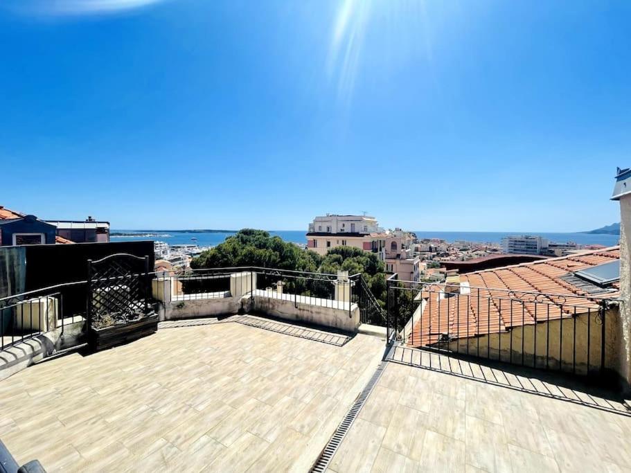 - une vue depuis le toit d'un immeuble dans l'établissement SUPERBE 2 TERRASSES VUE MER, à Cannes