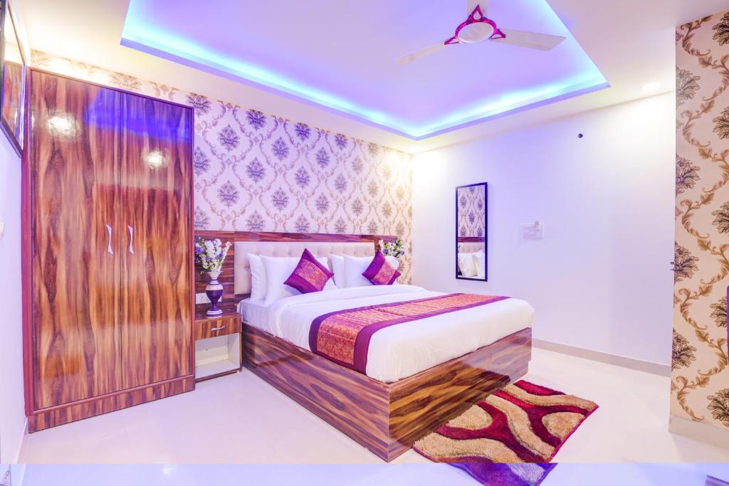 Tempat tidur dalam kamar di Hotel Festival Mahipalpur At Delhi Airport