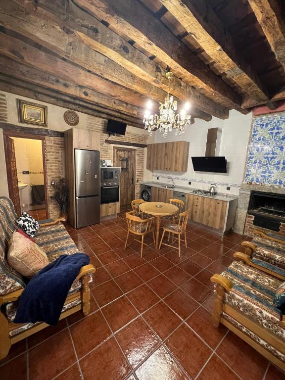 ein Wohnzimmer mit einem Tisch und einer Küche in der Unterkunft Casa catitas 