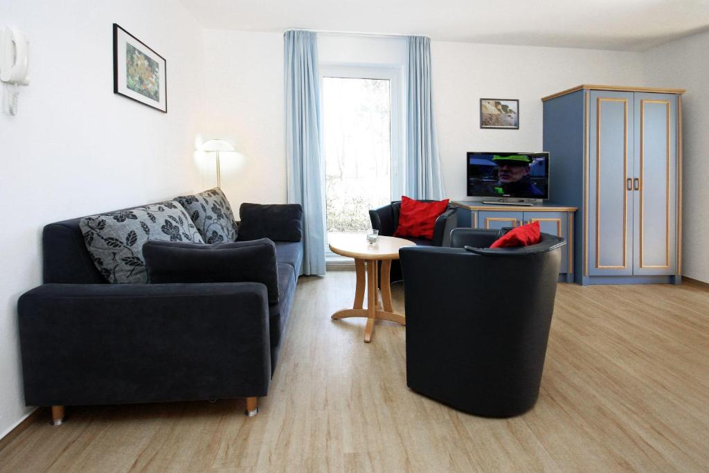 sala de estar con 2 sofás y TV en Yachthafenresidenz-Wohnung-8110-848, en Kühlungsborn