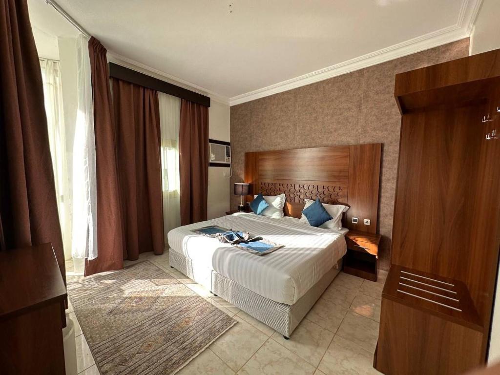Habitación de hotel con cama grande y ventana en فندق ترند- trend hotel, en Al Bahah