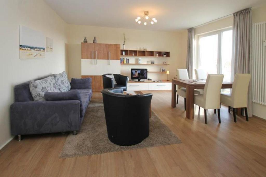 ein Wohnzimmer mit einem Tisch und einem Esszimmer in der Unterkunft Yachthafenresidenz - Wohnung 8312 / 864 in Kühlungsborn