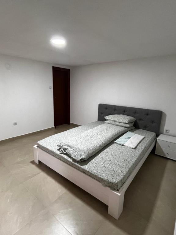 - une chambre blanche avec un lit dans l'établissement ŽUBOR VRELA, à Despotovac