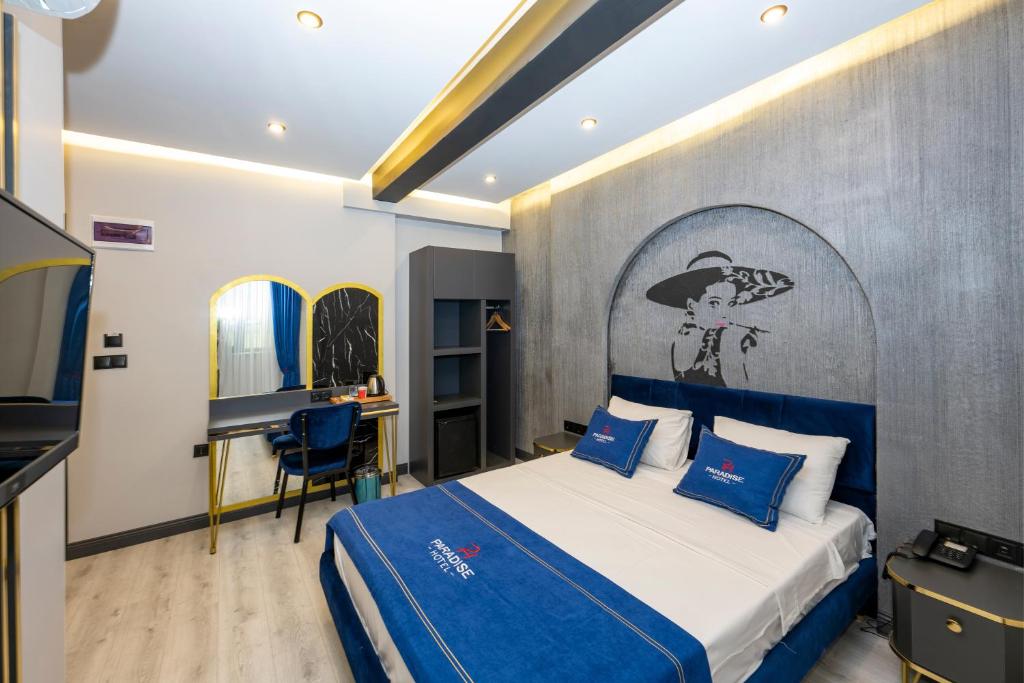 Un dormitorio con una cama con almohadas azules. en İstanbul Paradise Hotel, en Estambul