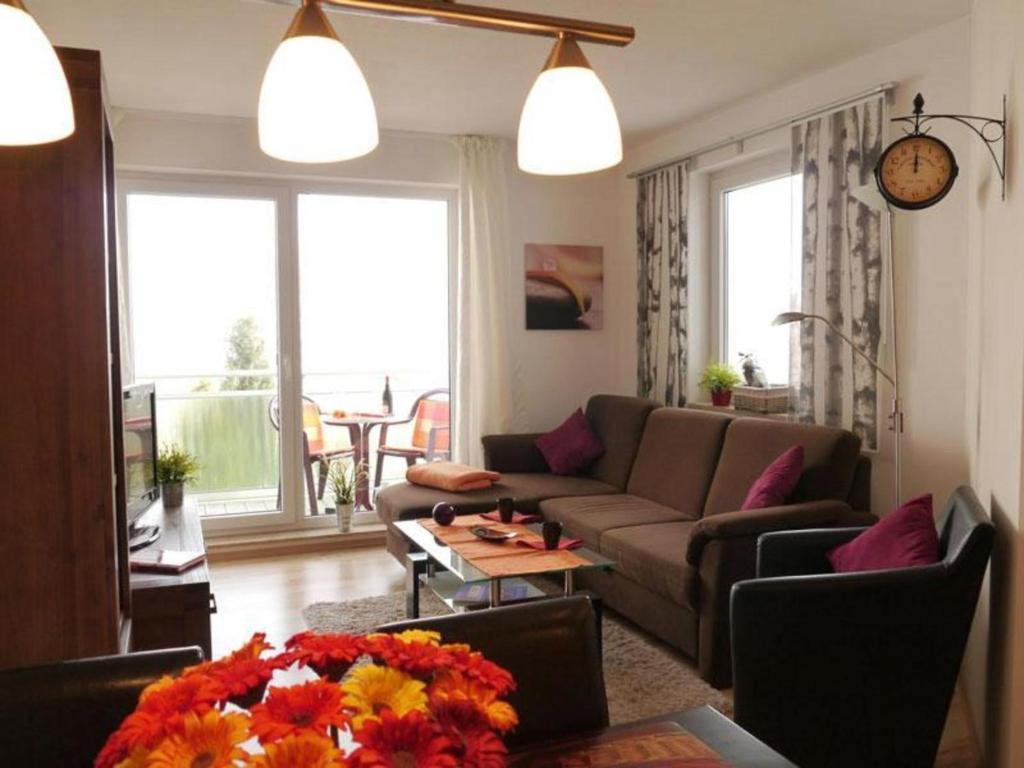 ein Wohnzimmer mit einem Sofa und einem Tisch in der Unterkunft Yachthafenresidenz - Wohnung 7204 / 915 in Kühlungsborn