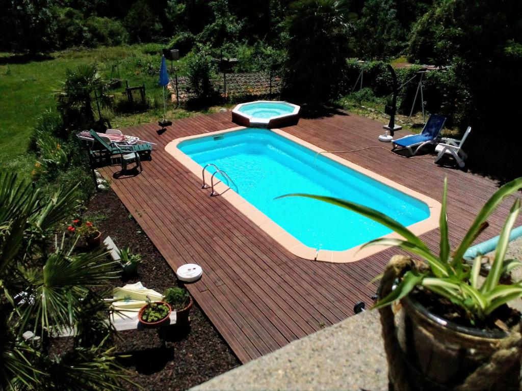 Bazén v ubytování Auberge de Barnas nebo v jeho okolí