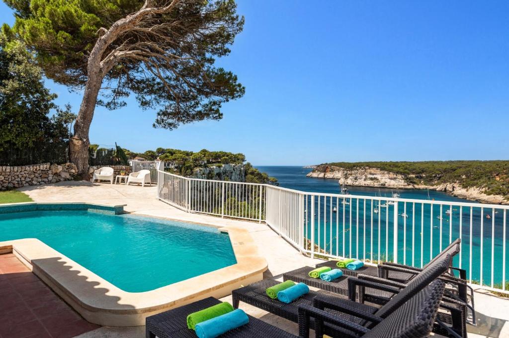 Bazén v ubytování Villa Olives by Villa Plus nebo v jeho okolí