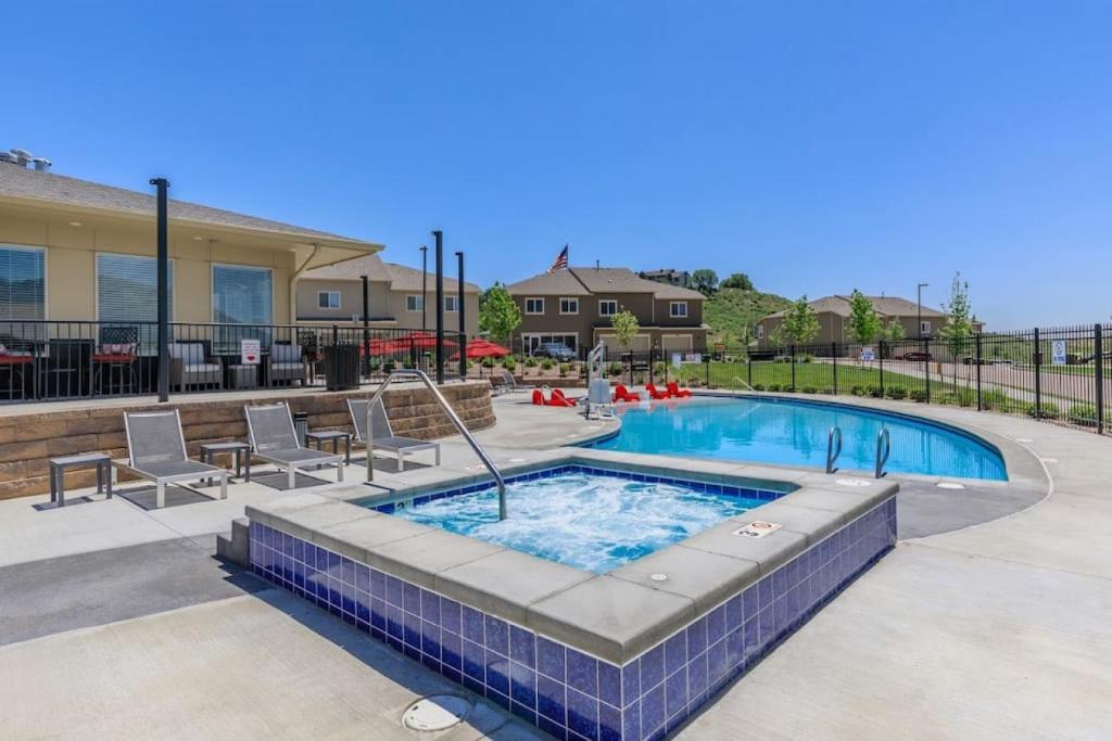 Resort Like Amenities King Bd Qn Bd Sofa Bd Fast Photo Inspiration
