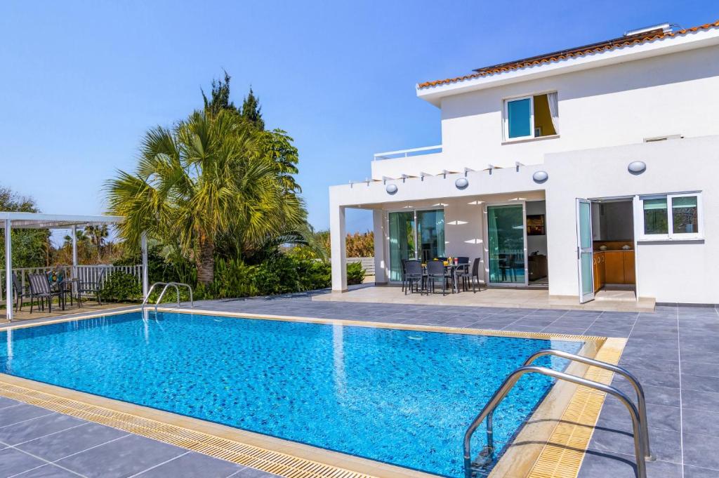 Villa Antigoni by Villa Plus