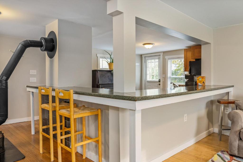 The Brew House - 2nd Floor Private Apartment - Located above Newscapes Brewing photo