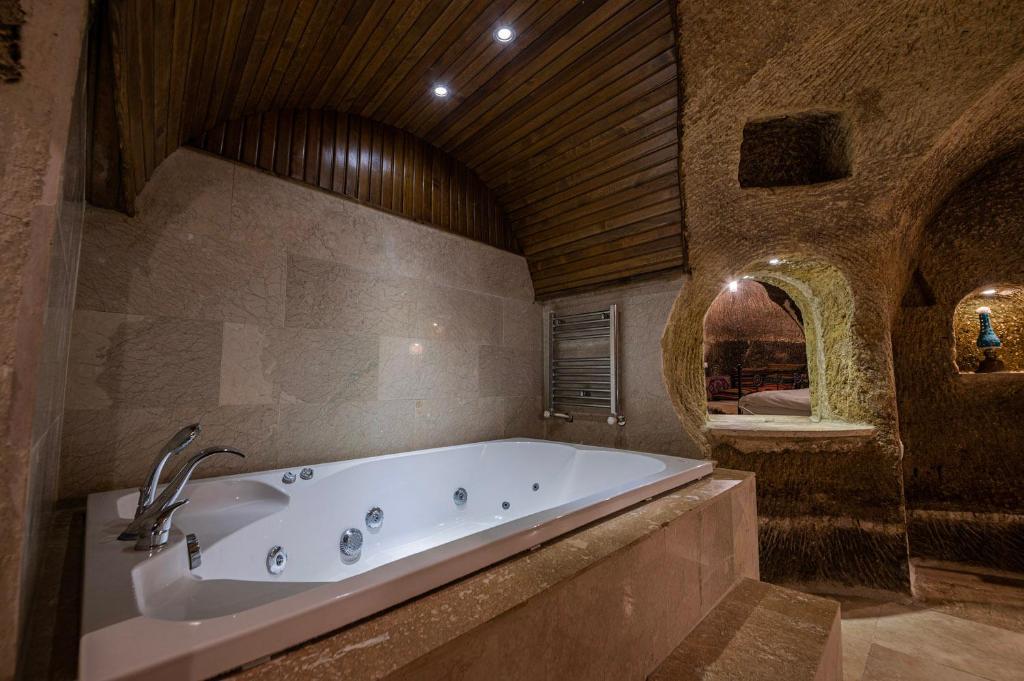 於爾居普的住宿－Konak Bezirhane Cave Otel，一间带浴缸的大浴室。