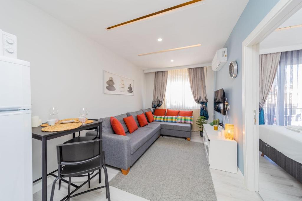 ein Wohnzimmer mit einem Sofa und einem Tisch in der Unterkunft Central and Fully Furnished Flat in Muratpasa in Antalya