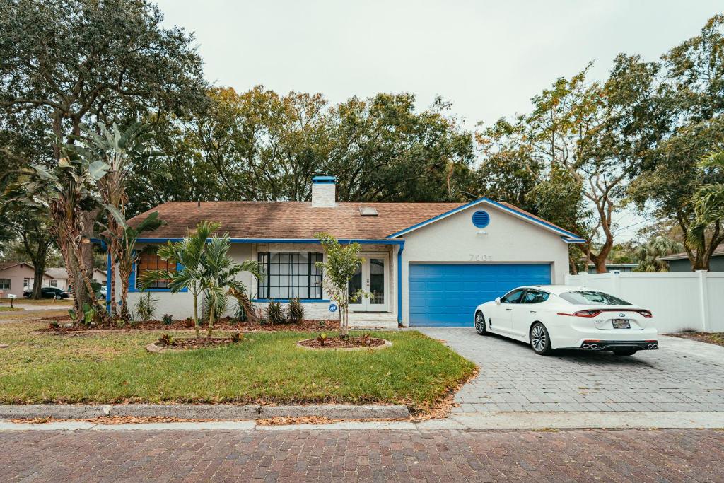 un coche blanco estacionado frente a una casa en Fitzgerald House, en Tampa
