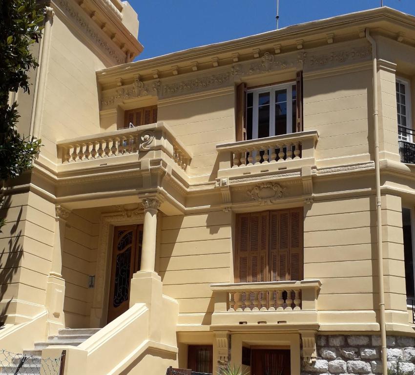 - un grand bâtiment blanc avec des balcons sur le côté dans l'établissement Studio Climatisé dans villa bourgeoise, à Nice