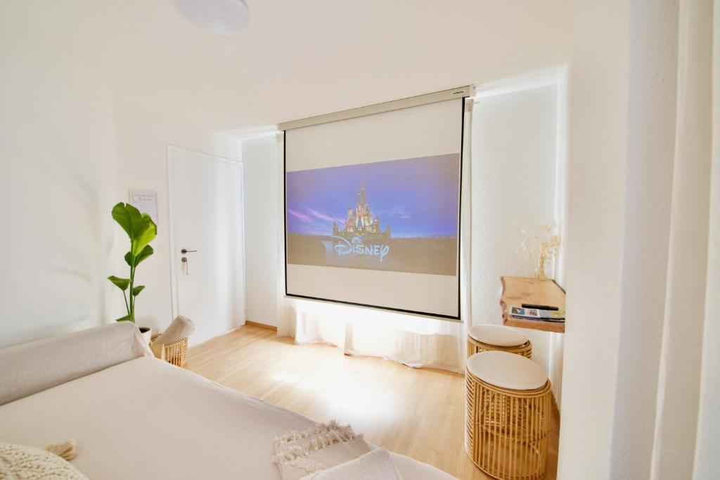 Boho Lake House - Private Beach 600m from the property - Free Parking - Home Cinema Room - Casa De Dos Dormitorios
