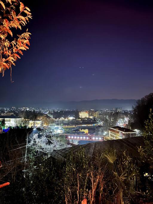 uma vista para uma cidade à noite com luzes em BEST VIEW OF KUTAISI em Kutaisi