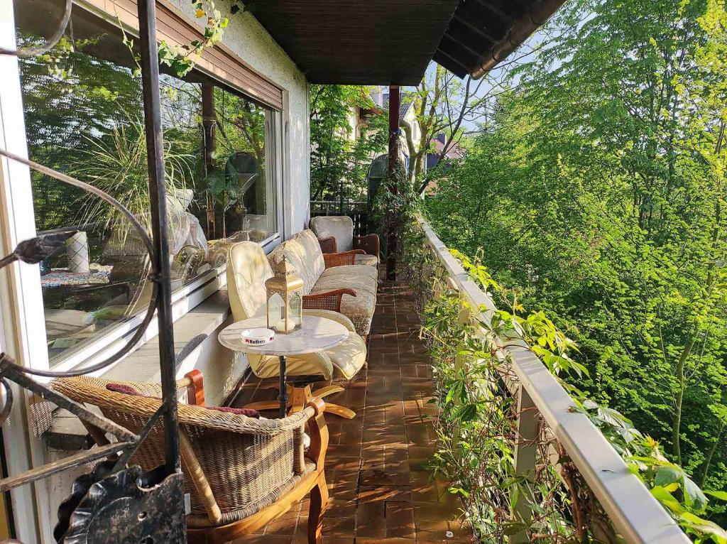 - une terrasse couverte avec des chaises et une table sur un balcon dans l'établissement FREIraum, à Küps