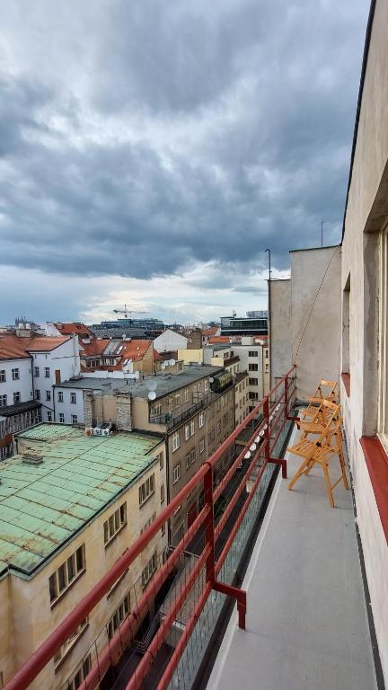een balkon met uitzicht op de stad bij Bonvolon in Praag