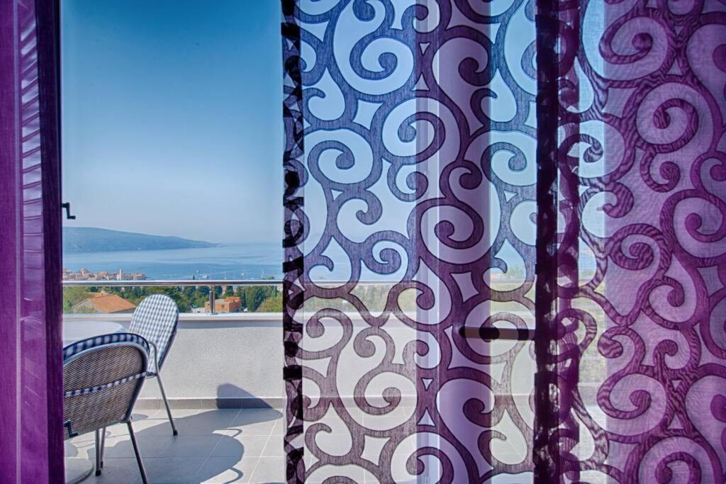 mit Blick auf einen Balkon mit einem Tisch und einem Stuhl in der Unterkunft Enchanting view apartment Zanki in Komiža