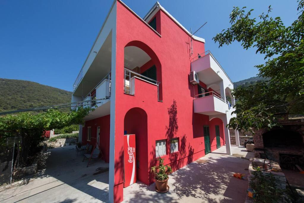 Budova, kde se apartmán nachází