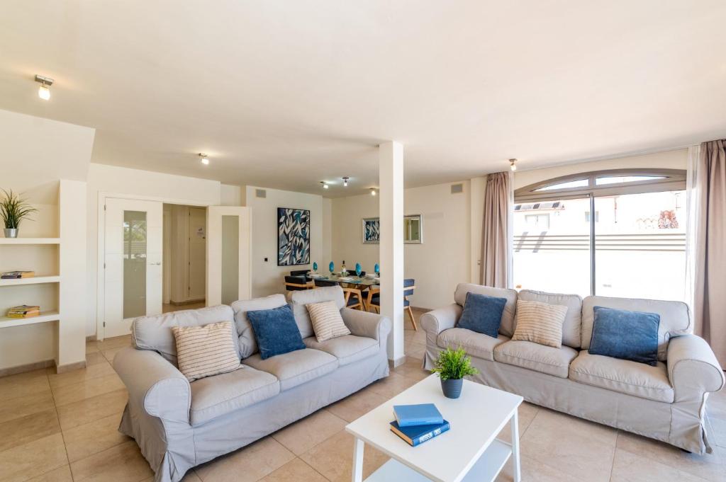 A seating area at Villa Sirena by Villa Plus