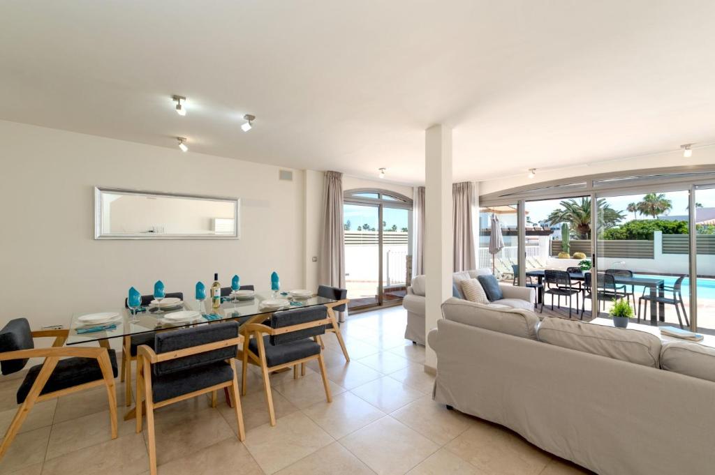 A seating area at Villa Sirena by Villa Plus
