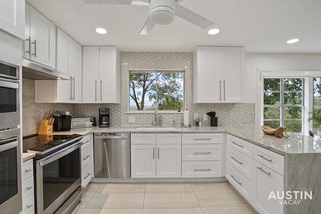 Impressive Home with Pickleball Hot Tub ATX Views, Austin Updated