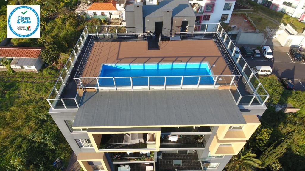 Una vista aérea de una casa con piscina en el tejado. en Madeira Mar - Seaview, en Funchal