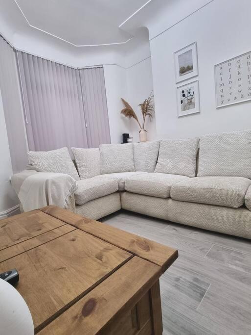Hotel Cosy modern house, a living room with a couch and a coffee table at Cosy modern house in Liverpool