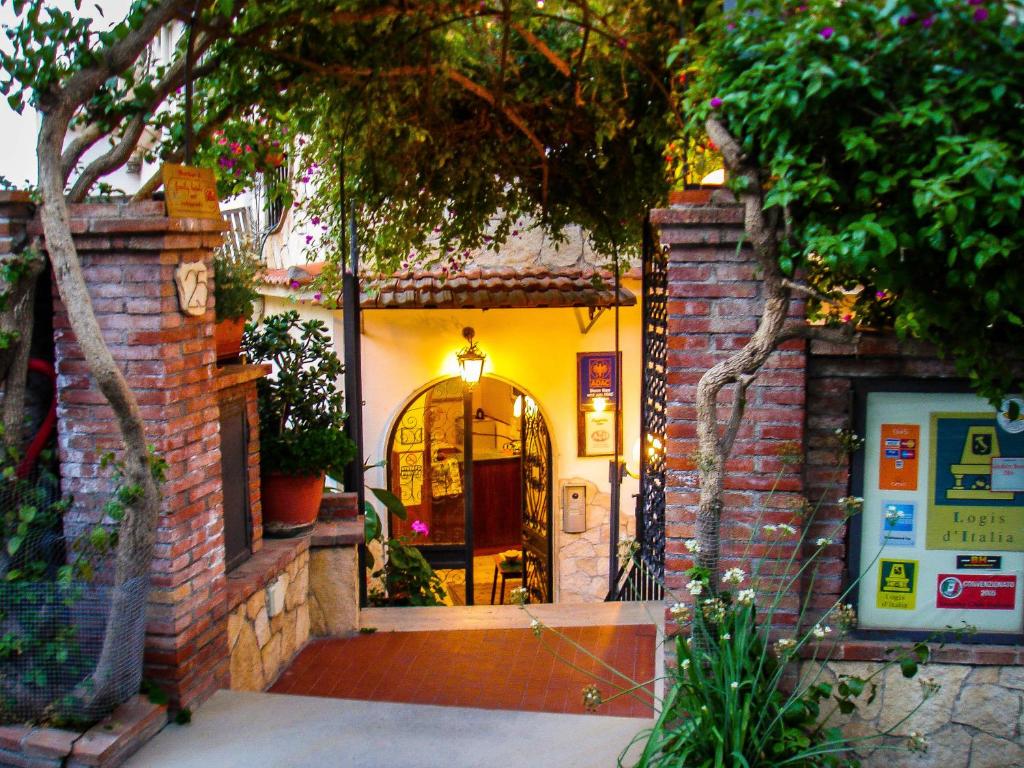 una entrada a una casa con una puerta abierta en Hotel Condor, en Taormina