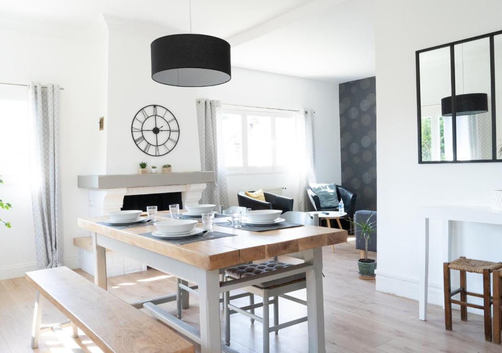 Photo de la galerie de l'établissement Maison idéale pour visiter Paris Versailles - Chambres privées Paris-Saclay, à Bures-sur-Yvette