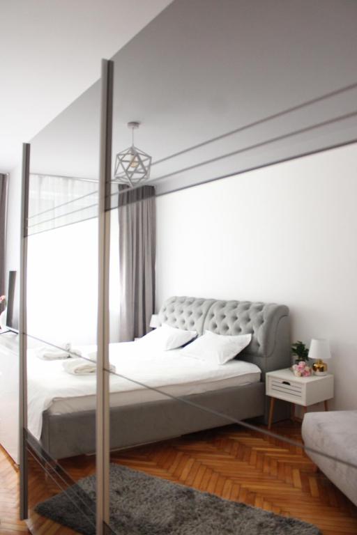 - une chambre dotée d'un grand lit avec un cadre métallique dans l'établissement Apartament Maia, à Turda