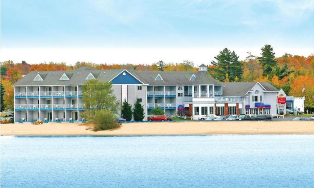 ein großes Gebäude am Ufer des Wassers in der Unterkunft Ramada by Wyndham Mackinaw City Waterfront in Mackinaw City