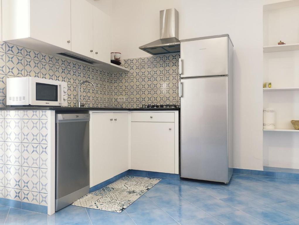 uma cozinha com um frigorífico e um micro-ondas em Casa Luisa em Furore