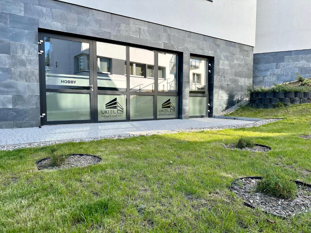 Vonkajšia záhrada v ubytovaní Apartament Ukiel No9 z prywatnym dostępem do jeziora i siłownią