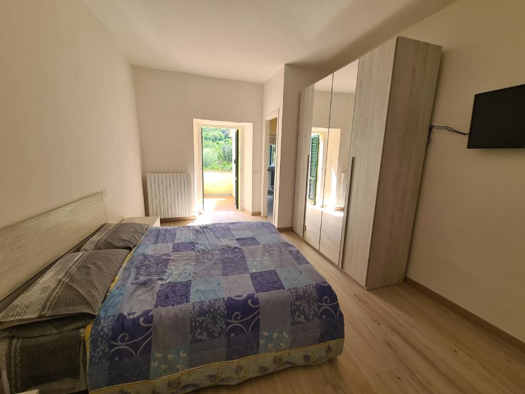 ein Schlafzimmer mit einem Bett und einem TV in der Unterkunft Flowers' Apartaments in Spoleto