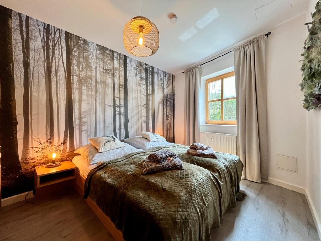 um quarto com uma cama e uma grande janela em Gemütliches Seeapartment am Berg em Arrach
