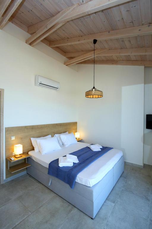 Postel nebo postele na pokoji v ubytování Tsakmakis Villas - Luxury - Panoramic Sea View Lefkada