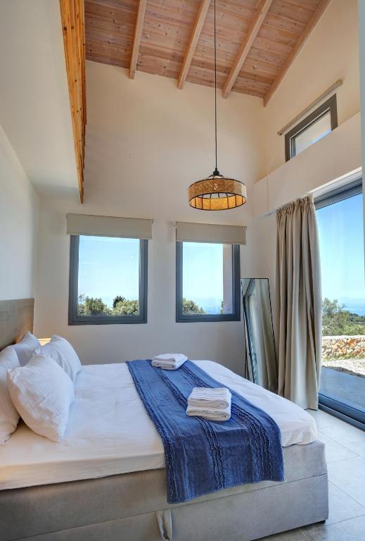 Postel nebo postele na pokoji v ubytování Tsakmakis Villas - Luxury - Panoramic Sea View Lefkada