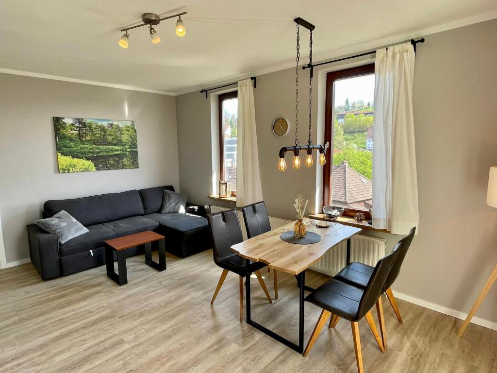 ein Wohnzimmer mit einem Sofa und einem Tisch in der Unterkunft Ferienwohnung Bonny in Sankt Andreasberg
