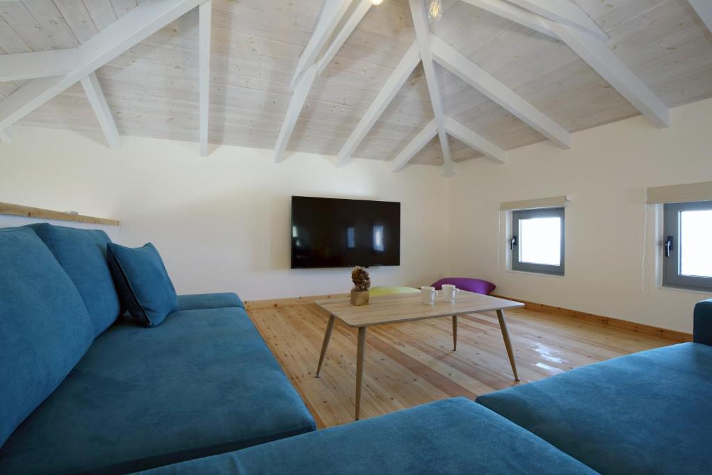 TV a/nebo společenská místnost v ubytování Tsakmakis Villas - Luxury - Panoramic Sea View Lefkada