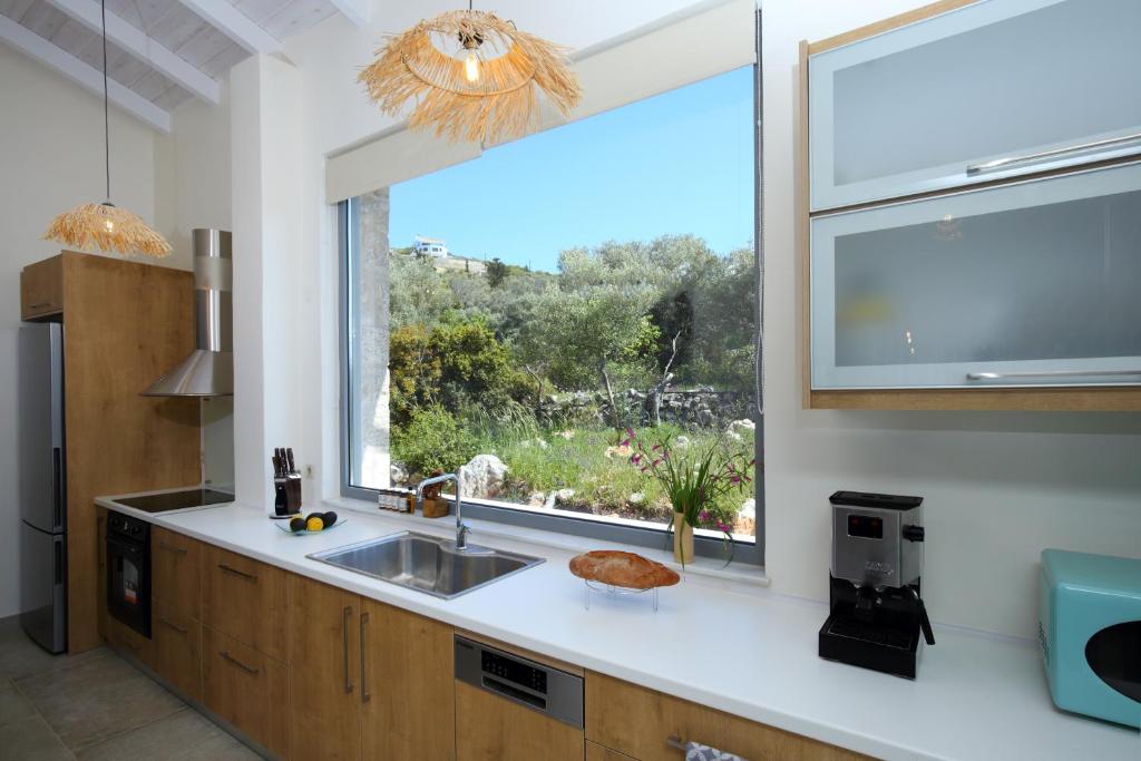 Kuchyň nebo kuchyňský kout v ubytování Tsakmakis Villas - Luxury - Panoramic Sea View Lefkada