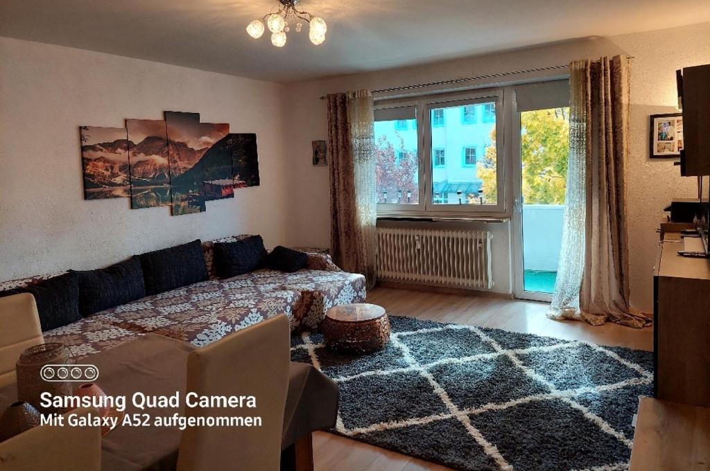 een woonkamer met een bed en een raam bij Apartment mit 3 Zimmer in Wolfratshausen